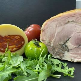 Ciao Ragazzi deux nouveaux produits typiques viennent d’arriver en boutique ! La spianata roulee provola : piquant de cette charcuterie relevée associée à la douceur de la provola pour un magnifique équilibre en bouche ! Indispensable pour votre prochain plateau de charcuterie . Mais aussi la fabuleuse porchetta : cochon de lait désossé , farci d herbes aromatiques avant une cuisson longue au four . Tranchée fine en panini ou sur un plateau de charcuteries italiennes , épaisse comme du rôti de porc. Savoureuse et moelleuse , venez goûter à l incontournable des fêtes de villages en Italie . Gourmandises à la Casa Tondelli #cucunaitaliana #epiceriefineitalienne #patesfraiches #italianfood #italie
#moncoeurvalence #monvalence #faitmaison #valenceville #arancini #sicile#commercedeproximite #valenceromanstourisme #epiceriefine #gourmet #fromagedexception #charcuteriedexception#cuisineitaliennedexception #sicilianfood #sicile