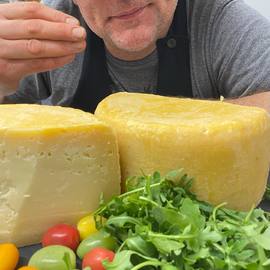 Ciao Ragazzi !! Deuxième découverte de la @perenzin_latteria . Un fromage au lait de vache, à pâte dure , affiné 12 mois dans sa croûte en cire d’abeille . L affinage maintient l humidité à l intérieur de la pâte , la répartit uniformément pour lui donner une texture soyeuse et une saveur persistante aux notes de miel. Lauréat au Global Cheese Award 2015 des meilleurs fromages italiens et meilleurs fromages d Europe ! Nous vous annonçons l arrivée du ……….SAN PIETRO ! 🇮🇹🇮🇹🇮🇹🇮🇹, fromage artisanal d excellence